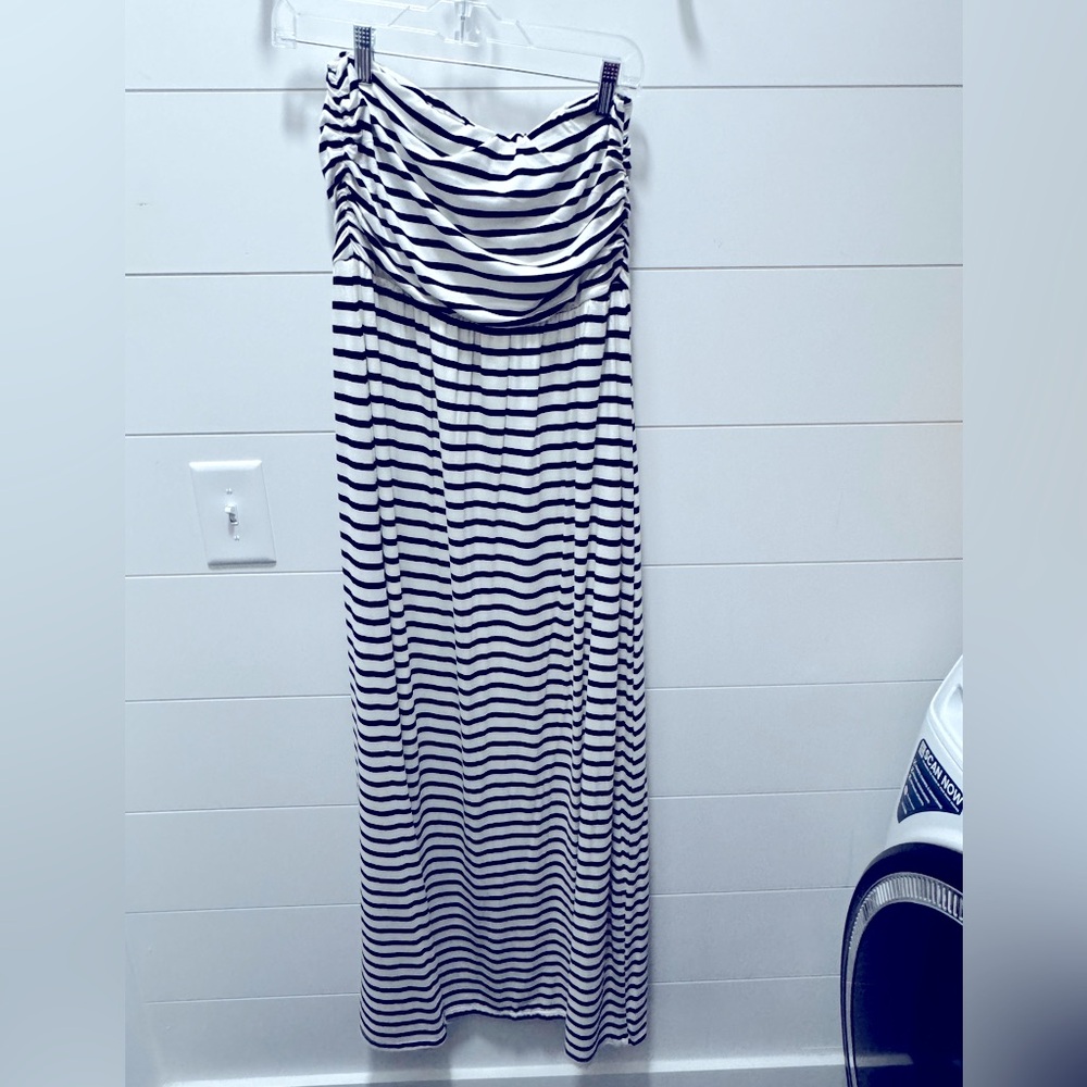 Altar’d State size large strapless maxi dress, super cute and comfy. EUC